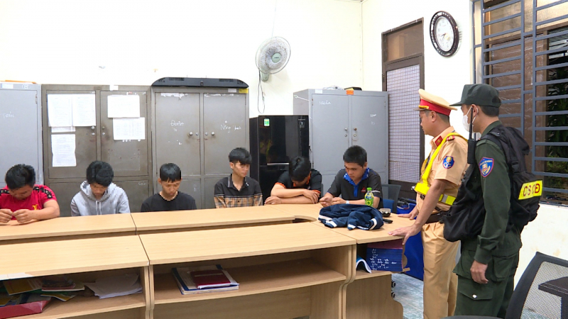 Triệu tập nhóm thanh thiếu niên tụ tập, nẹt pô gây mất trật tự công cộng  -1