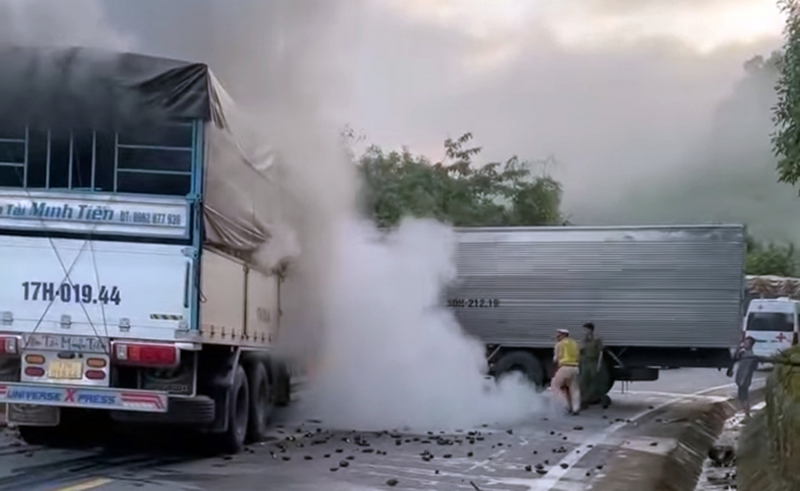 Sau va chạm, đầu ôtô tải biến thành “ngọn đuốc” trên đường Hồ Chí Minh -0