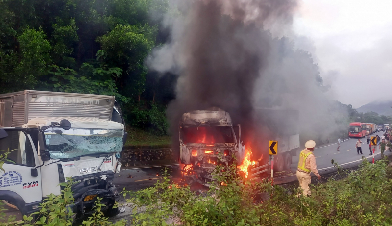 Sau va chạm, đầu ôtô tải biến thành “ngọn đuốc” trên đường Hồ Chí Minh -0