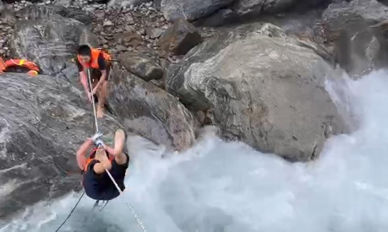 Cứu du khách Nga tắm thác bị rơi vào hốc đá -1