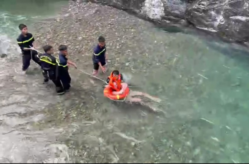 Cứu du khách Nga tắm thác bị rơi vào hốc đá -0