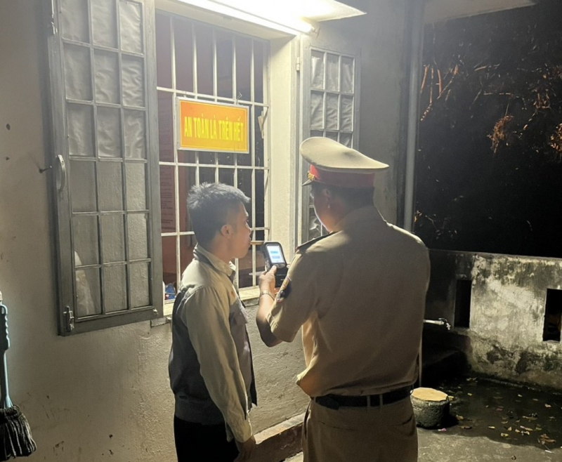 CSGT phát hiện xử lý nhân viên đường sắt vi phạm nồng độ cồn -0