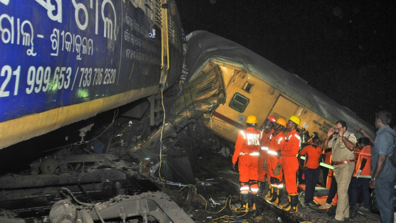 Tàu hỏa đâm nhau ở Ấn Độ, 10 người thiệt mạng -0