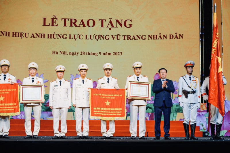 chủ tịch quốc hội vương đình huệ trao tặng danh hiệu anh hùng lực lượng vũ trang nhân dân cho đội cảnh sát pccc và cnch trên sông, phòng cảnh sát pccc và cnch, công an tp hải phòng.jpg -0