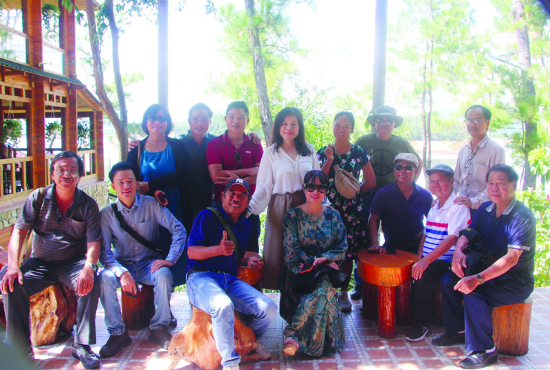 doan cac nha van.jpg -0