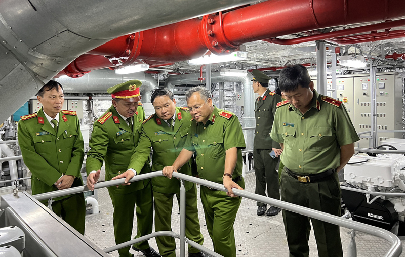 thiếu tướng nguyễn văn long - thứ trưởng bộ công an dẫn đầu đoàn công tác tham quan tàu chữa cháy và cnch hải phòng 01.jpg -0