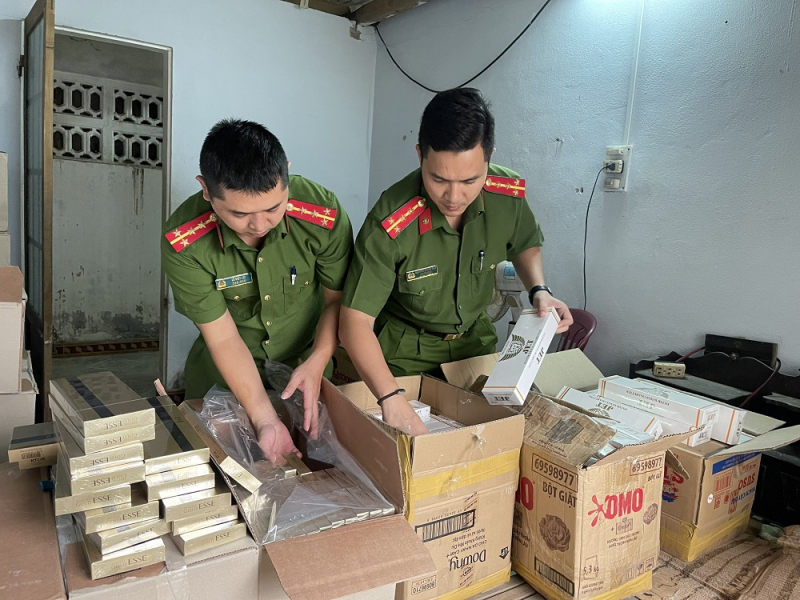 Tạm giữ hình sự đối tượng tàng trữ 13.000 bao thuốc lá -0