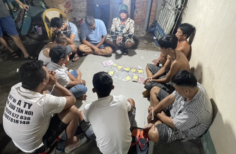 10 người bị bắt tại tụ điểm thường xuyên tụ tập đánh bạc -0