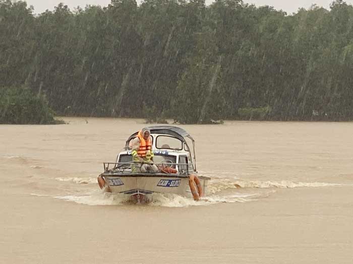 Nỗ lực ứng cứu dân trong mưa lũ -0