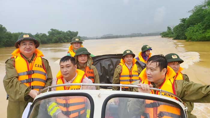 Nỗ lực ứng cứu dân trong mưa lũ -1