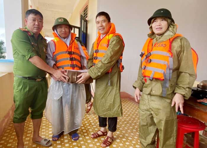 Nỗ lực ứng cứu dân trong mưa lũ -2