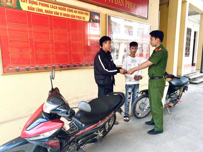 Trao trả 2 xe mô tô bị mất trộm cho người dân -0