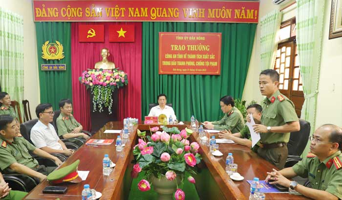 Tỉnh ủy Đắk Nông khen thưởng Công an tỉnh triệt phá nhóm đối tượng lừa đảo chiếm đoạt tài sản  -0