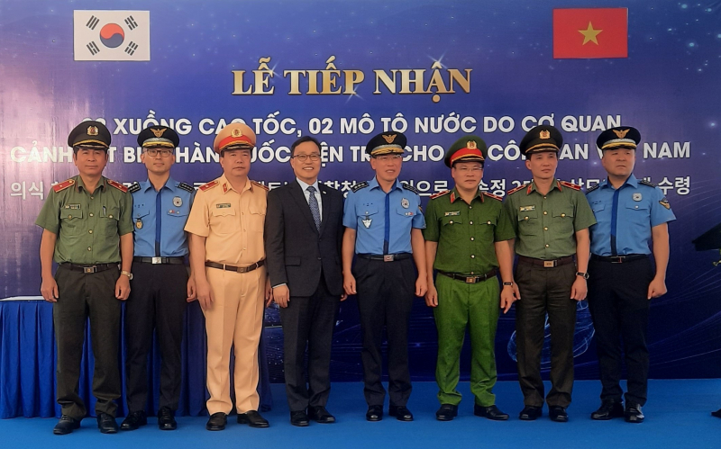 Bộ Công an tiếp nhận 2 xuồng tuần tra cao tốc do Cảnh sát biển Hàn Quốc viện trợ -0