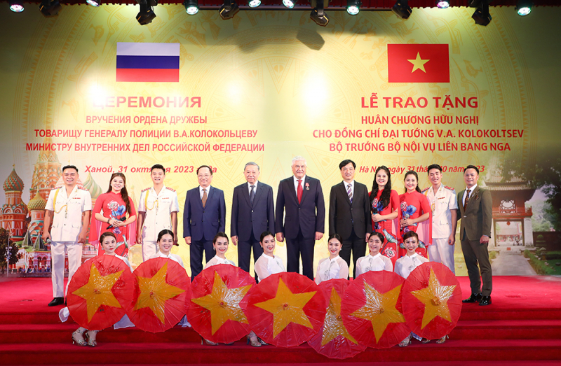 Trao Huân chương Hữu nghị tặng Bộ trưởng Bộ Nội vụ Liên bang Nga -0