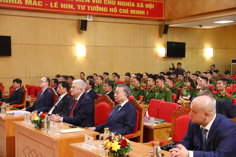 Trao Huân chương Hữu nghị tặng Bộ trưởng Bộ Nội vụ Liên bang Nga -0