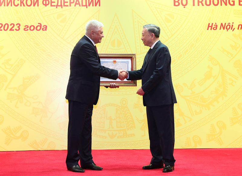 Trao Huân chương Hữu nghị tặng Bộ trưởng Bộ Nội vụ Liên bang Nga -1