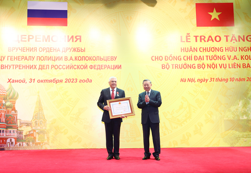 Trao Huân chương Hữu nghị tặng Bộ trưởng Bộ Nội vụ Liên bang Nga -2