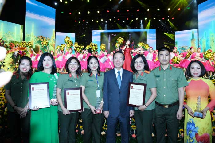 Trang 10: Báo CAND với một năm bội thu giải thưởng -0