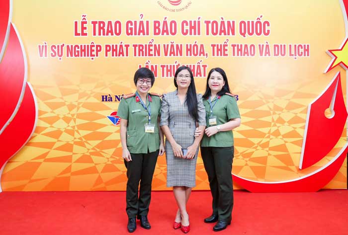Trang 10: Báo CAND với một năm bội thu giải thưởng -0