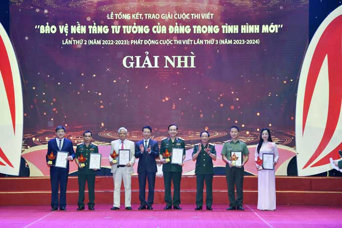 Trang 10: Báo CAND với một năm bội thu giải thưởng -0
