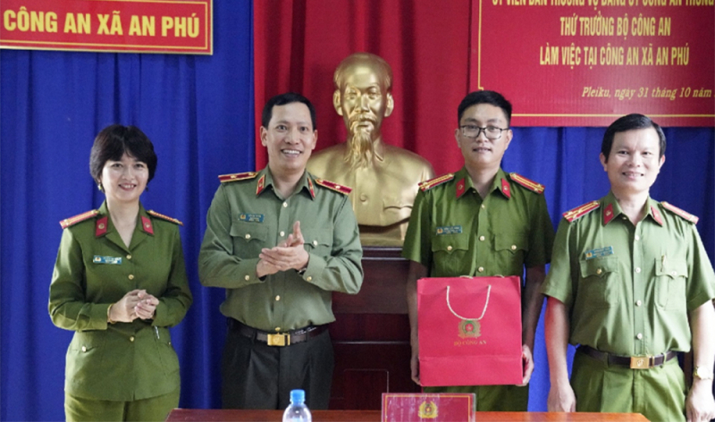 Thứ trưởng Lê Văn Tuyến thăm, làm việc tại Công an tỉnh Gia Lai -0