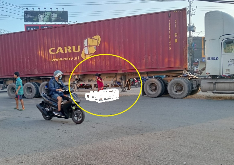 Xe đầu kéo ôm cua vào KCN tông người phụ nữ đi xe đạp tử vong -0