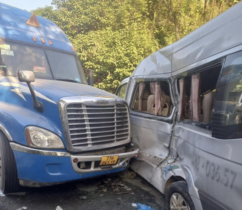 Tai nạn giao thông nghiêm trọng làm 5 người chết, 9 người bị thương. -0