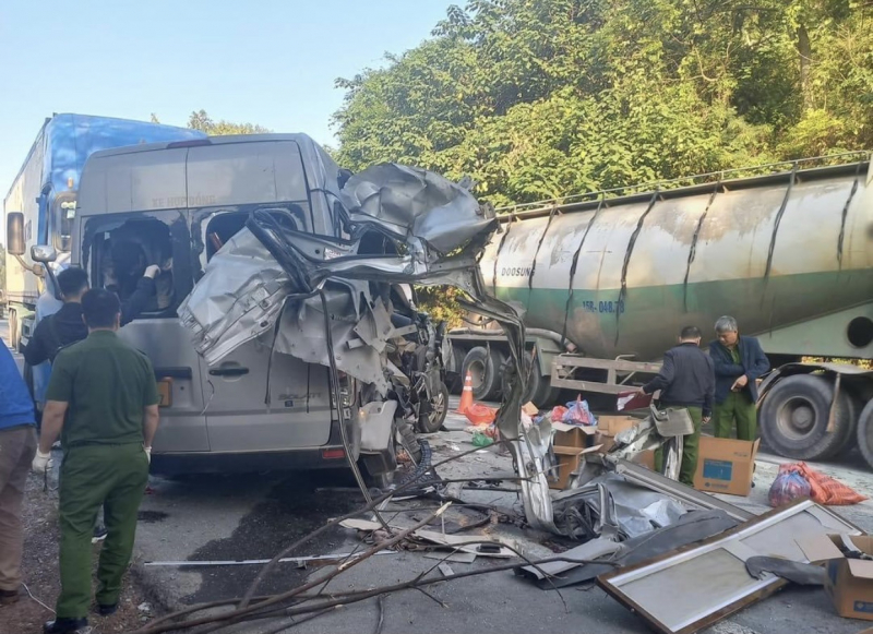 Tai nạn giao thông nghiêm trọng làm 5 người chết, 9 người bị thương. -0