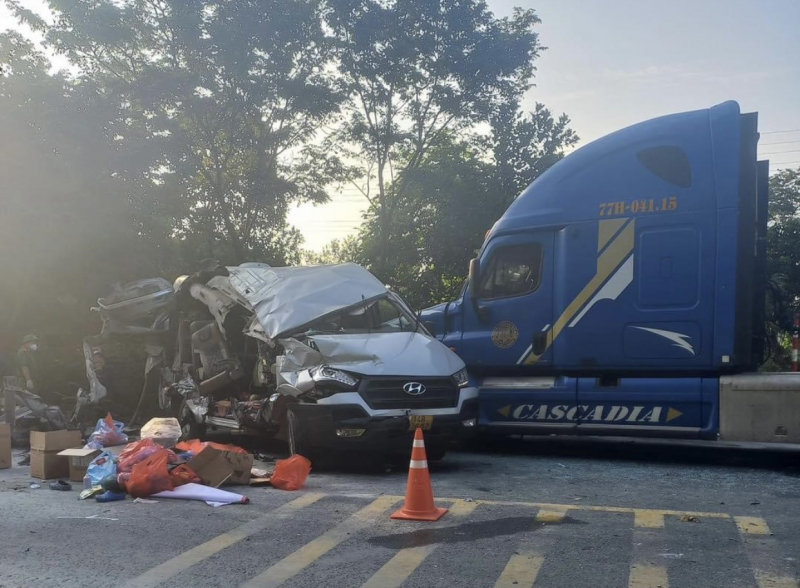Tai nạn giao thông nghiêm trọng làm 5 người chết, 9 người bị thương. -0