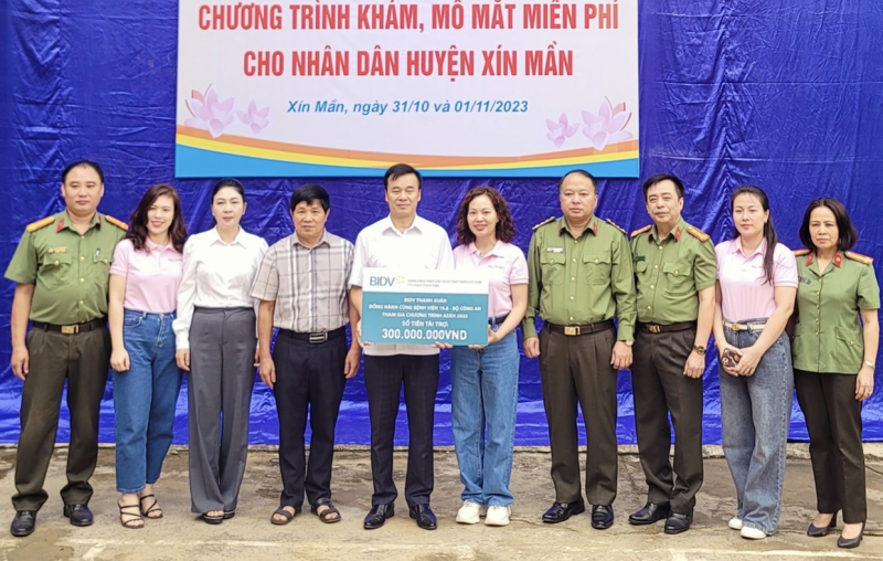 Khám mổ mắt cho 120 bênh nhân nghèo ở huyện Xín Mần -0