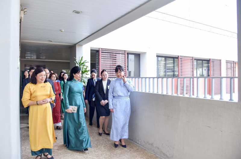 Phu nhân Tổng thống Mông Cổ thăm Trường Tiểu học Chu Văn An -1