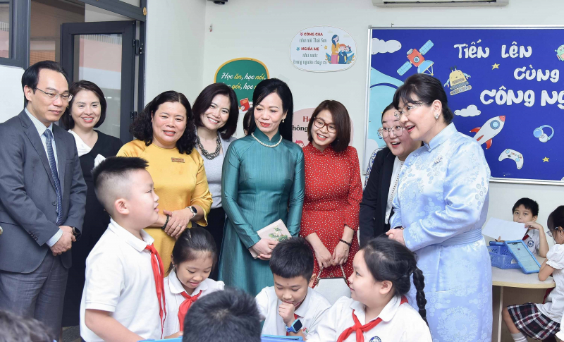 Phu nhân Tổng thống Mông Cổ thăm Trường Tiểu học Chu Văn An -0