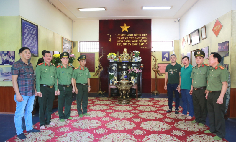 Báo CAND trao tặng quà gia đình chính sách, học sinh nghèo quê hương Đất Đỏ anh hùng -0