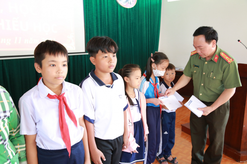 Báo CAND trao tặng quà gia đình chính sách, học sinh nghèo quê hương Đất Đỏ anh hùng -0