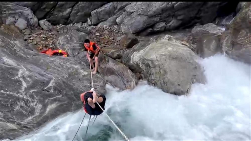 Local police successfully rescue foreign tourist stuck at a fast-running waterfall -1
