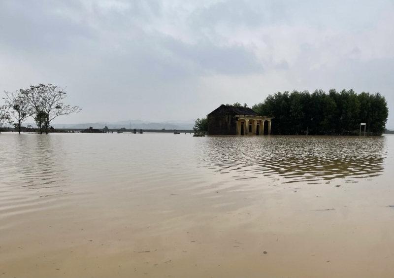   Hơn 200 Cảnh sát cơ động giúp nhân dân khắc phục hậu quả lũ lụt -0