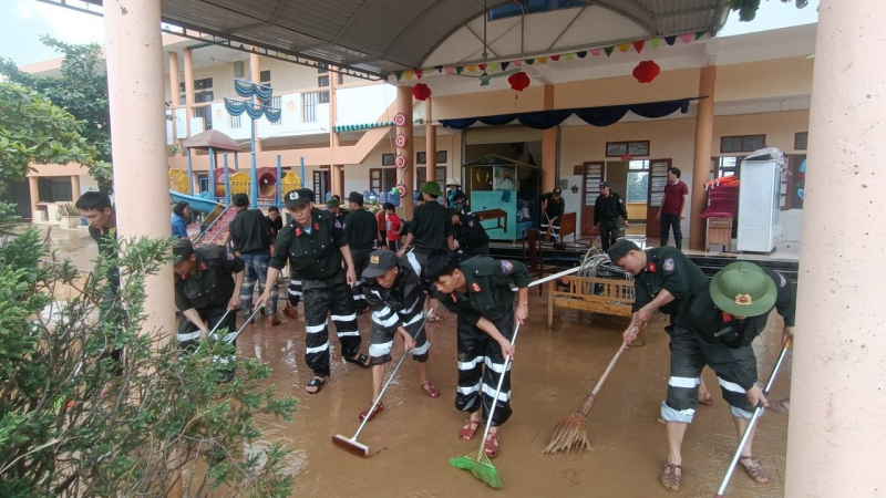   Hơn 200 Cảnh sát cơ động giúp nhân dân khắc phục hậu quả lũ lụt -0