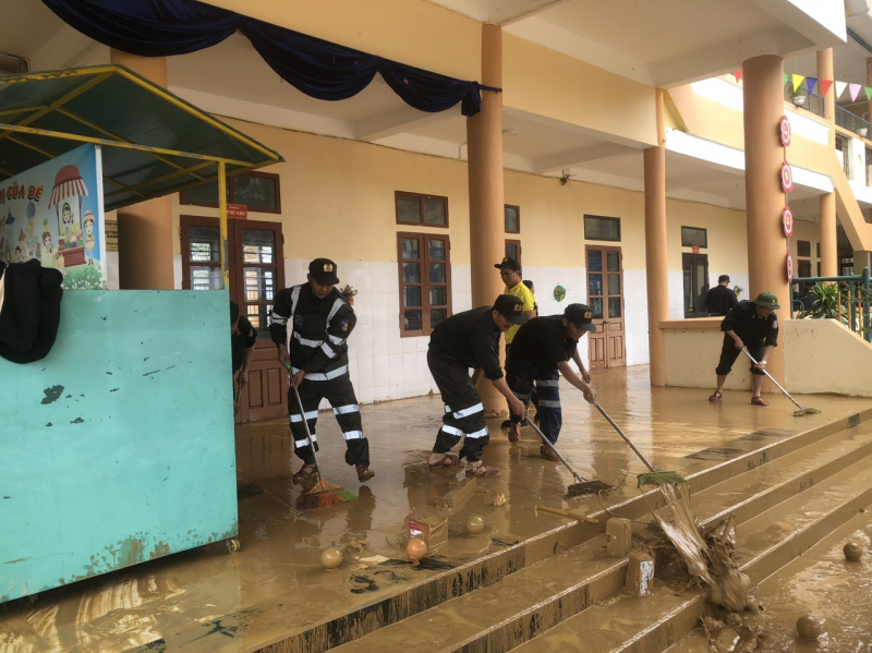 Hơn 200 CSCĐ Bắc Trung bộ hành quân vào tâm lũ -1