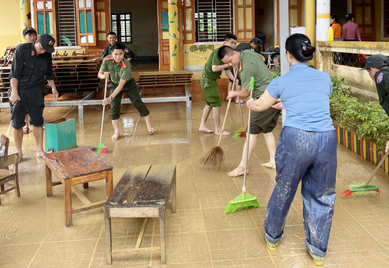 Hơn 200 CSCĐ Bắc Trung bộ hành quân vào tâm lũ -0