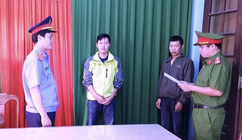 Lừa hơn 18 tỷ đồng, cựu cán bộ cùng vợ lãnh 33 năm tù -0