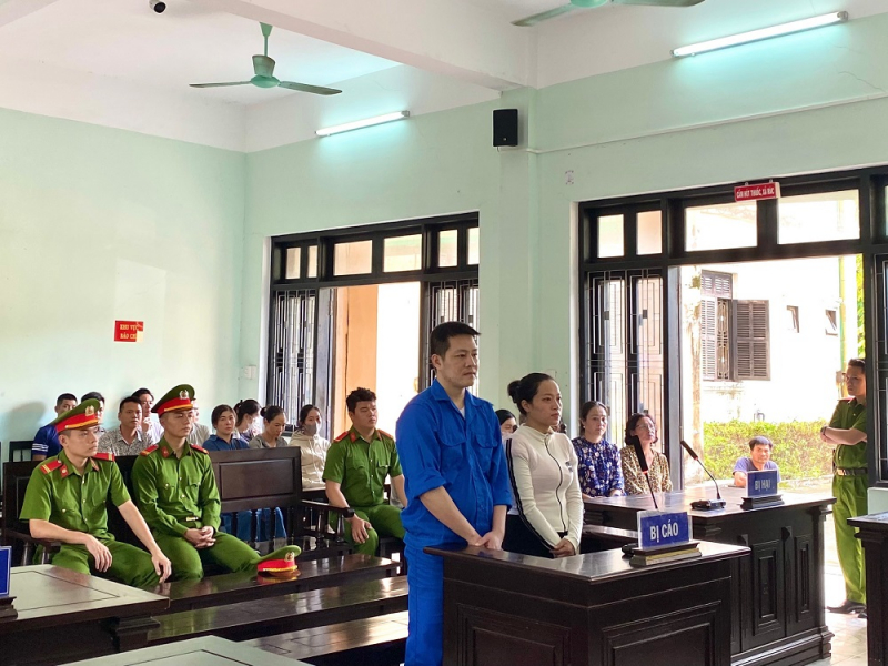 Lừa hơn 18 tỷ đồng, cựu cán bộ cùng vợ lãnh 33 năm tù  -0