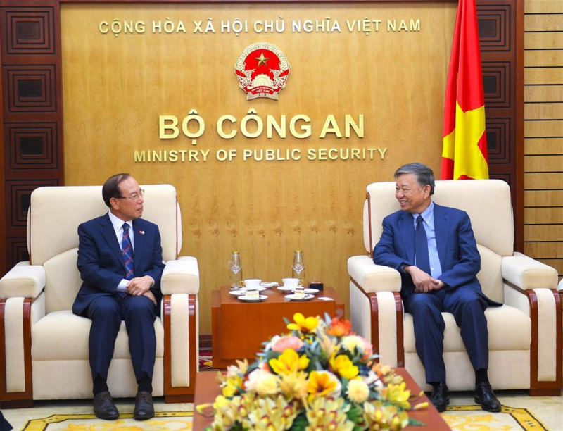 Korean Coast Guard offers patrol boats to Ministry of Public Security -0