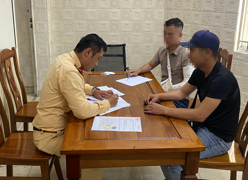 Sự thật người đàn ông bó bột một tay , ngồi ở ghế lái xe khách -0