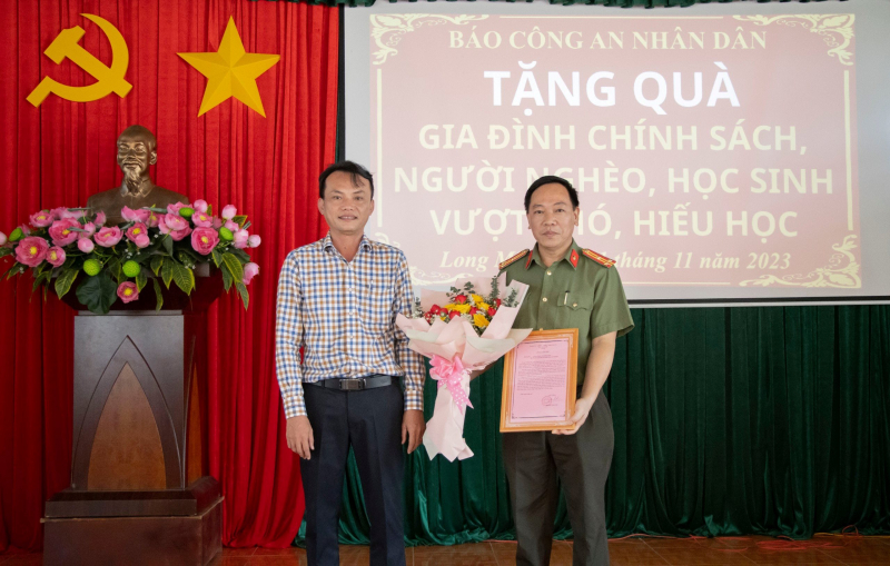 Báo CAND trao tặng quà gia đình chính sách, học sinh nghèo quê hương Đất Đỏ anh hùng -0