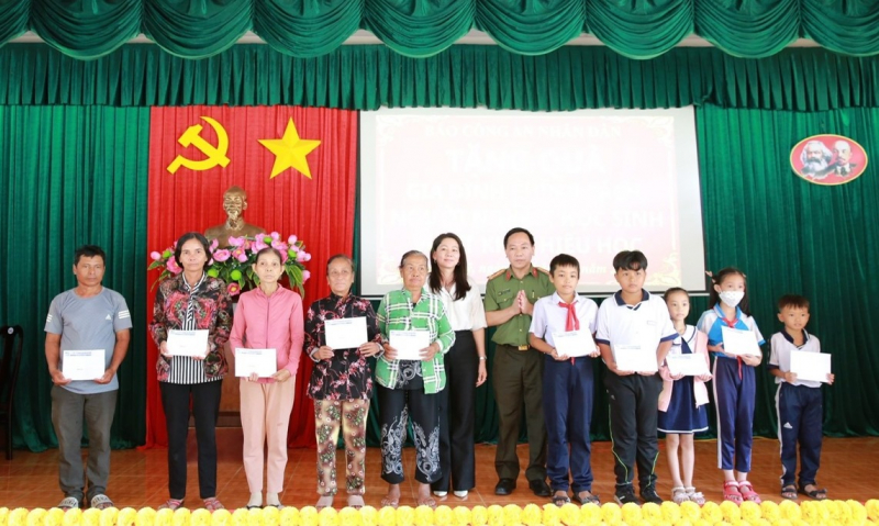 Báo CAND trao tặng quà gia đình chính sách, học sinh nghèo quê hương Đất Đỏ anh hùng -0