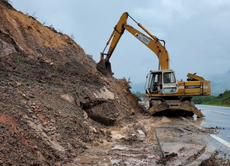 Tuyến cao tốc La Sơn – Túy Loan sạt lở do mưa lớn -2
