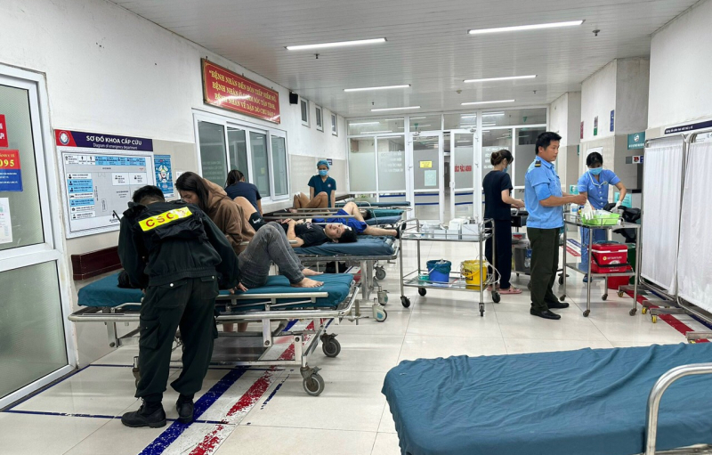 Giây phút nghẹt thở cứu 6 người thoát chết trong gang tấc -0