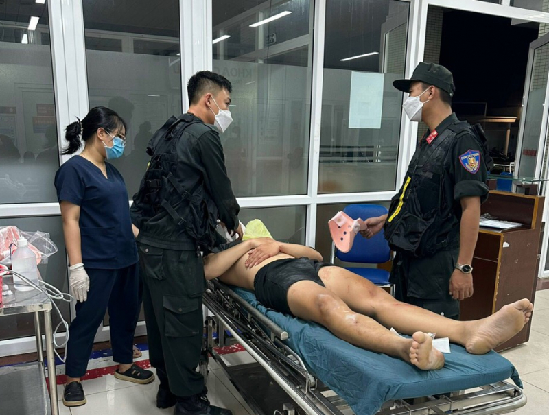 Giây phút nghẹt thở cứu 6 người thoát chết trong gang tấc -0