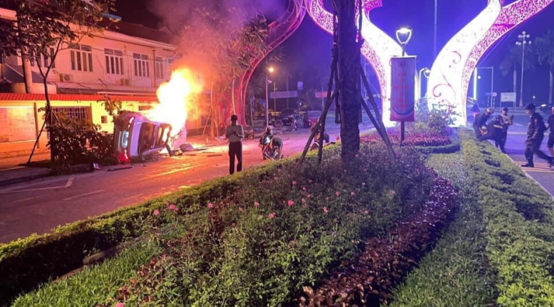 Giây phút nghẹt thở cứu 6 người thoát chết trong gang tấc -0